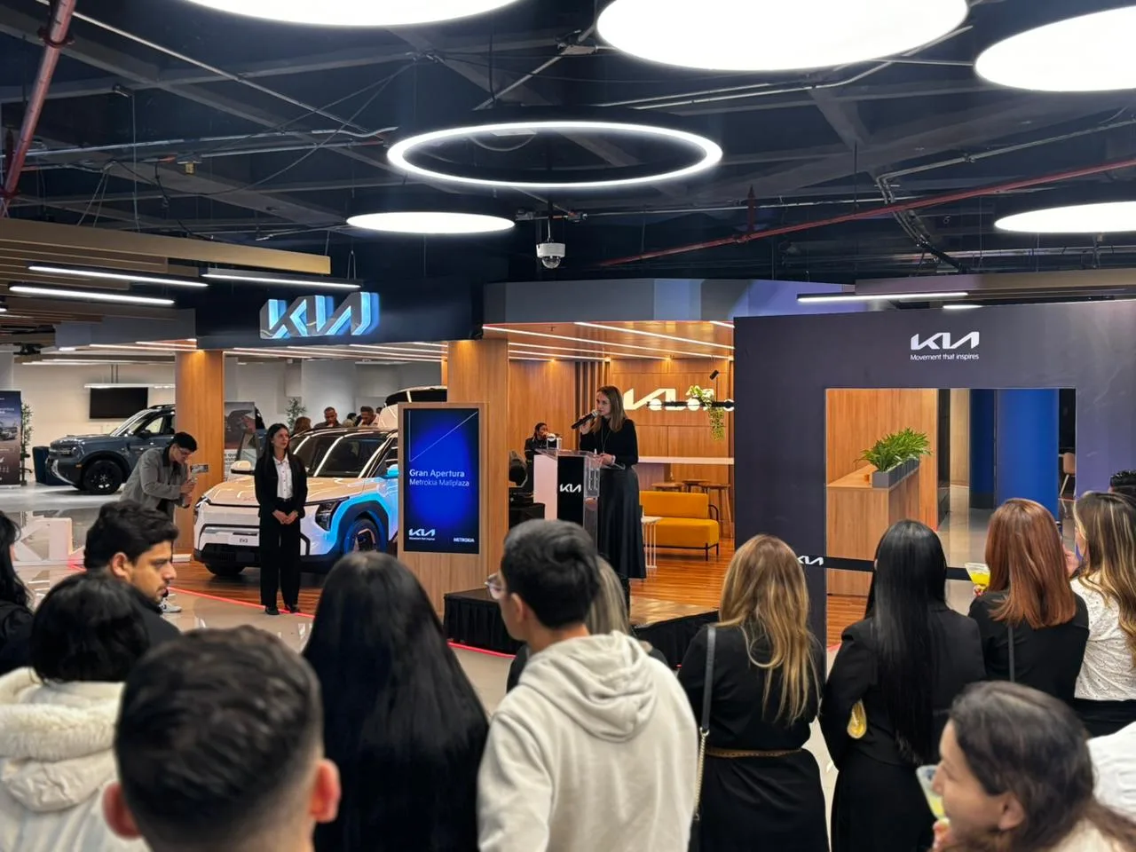 Kia acelera su despliegue en Bogotá con nueva vitrina