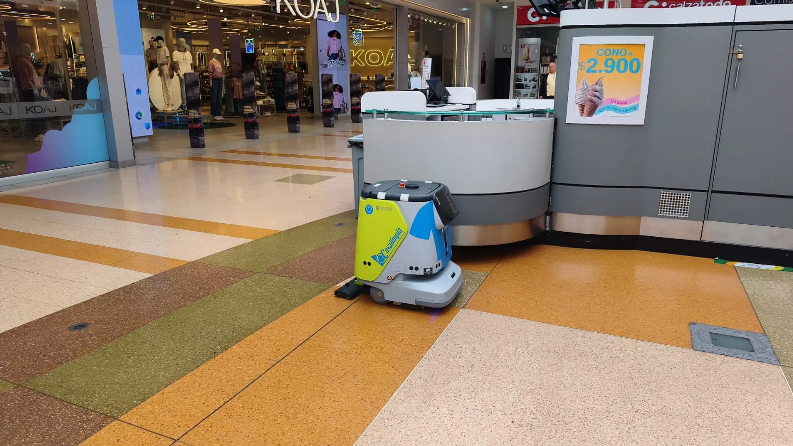 Robots inteligentes llegan a Plaza Imperial