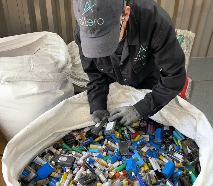 Innovación colombiana busca redefinir el reciclaje de baterías y materiales estratégicos
