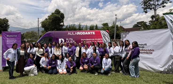Fundación Renault, Gobernación de Antioquia y  Fundación Ruta Mujer ponen a 34 mujeres al volante