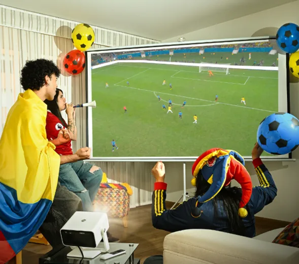 La experiencia de ver fútbol: proyectores se posicionan de cara al Mundial 2026