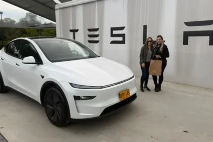 Primera entrega de un vehículo Tesla en el país a través del modelo de ahorro programado