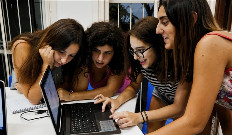 GlobalLogic impulsará clubes de tecnología junto a Chicas Programadoras