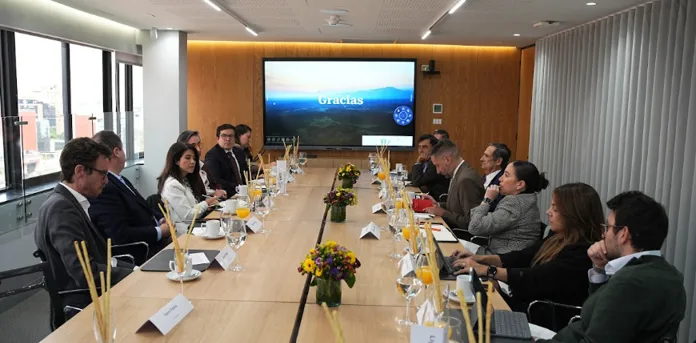 El modelo suizo que frena la escasez de talento en Colombia se expande a 4 regiones