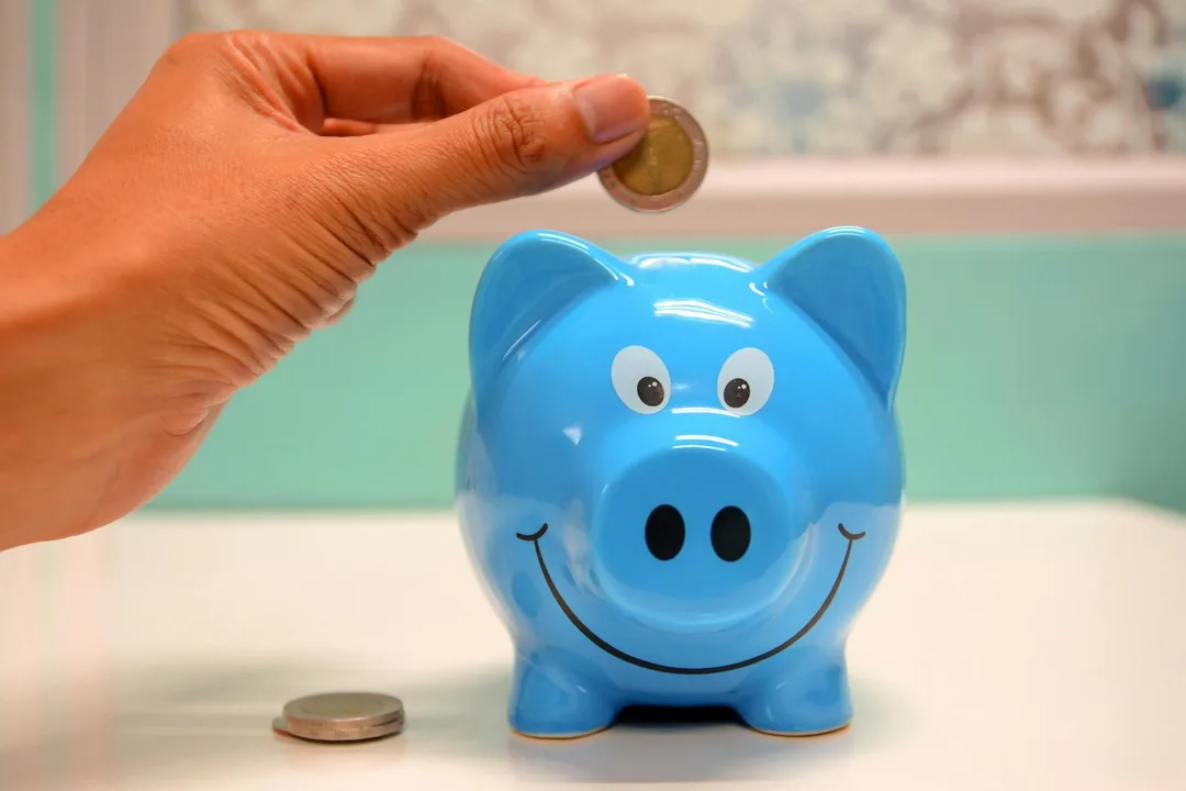 Enséñeles a los hijos a ahorrar en la era de las compras digitales