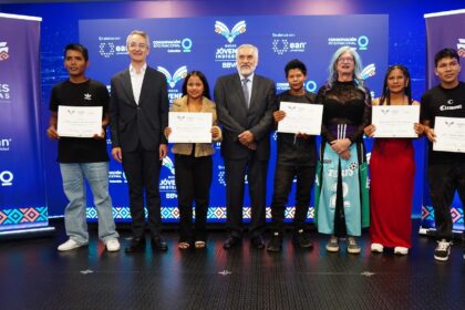 Banca Cinco jóvenes indígenas del Amazonas estudiarán una carrera universitaria sin salir de sus comunidades