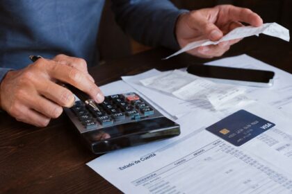 BanRep subió la tasa a 12 %: golpe a tarjetas, préstamos y compras a cuotas