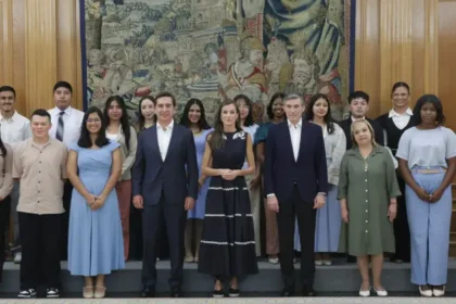 La Reina de España recibe a 5 becarios colombianos