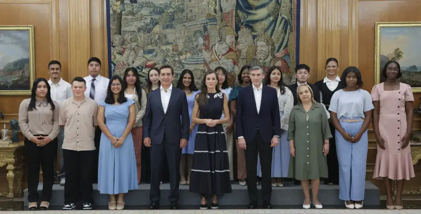 La Reina de España recibe a 5 becarios colombianos
