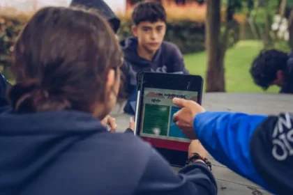 Colegio colombiano obtiene reconocimiento internacional por enseñar a formular preguntas a la IA