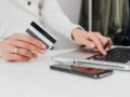 El 74% de los consumidores confiaría más en un agente de IA para realizar compras