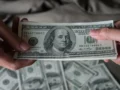 La mayoría de las previsiones sitúan al peso entre 4.000 y 4.200 COP por dólar para finales de año
