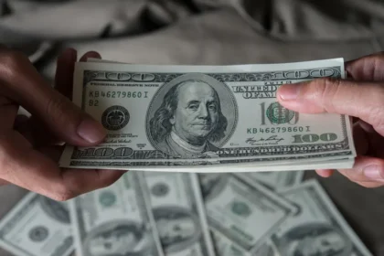 La mayoría de las previsiones sitúan al peso entre 4.000 y 4.200 COP por dólar para finales de año