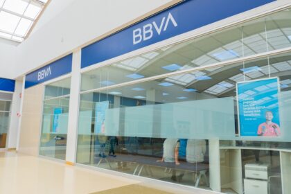 BBVA ajusta el horario de atención en oficinas por el partido de Colombia