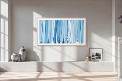 Decorar la sala con arte digital ya no sube la factura de luz: el ahorro puede llegar a 70 %