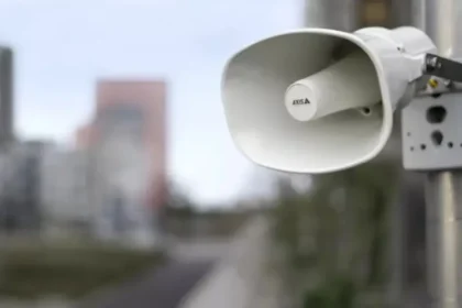 Cómo potenciar la seguridad mediante sistemas de megafonía y audio en red