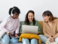 La IA deja de ser solo una herramienta: el 23% de los jóvenes colombianos ya la usa como una amiga