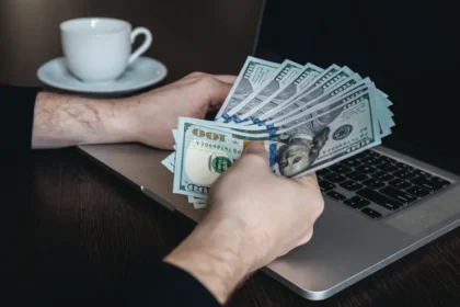 Littio habilita envío de dólares y euros a través de WhatsApp para usuarios de su billetera