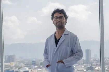 Cirujano colombiano lanza libro y APP para para reducir los errores médicos en quirófanos