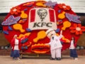 KFC con la silleta más grande de la historia en homenaje a la Feria de Flores.