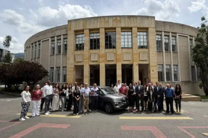  Renault-Sofasa y la Fundación Renault, entregan a la Universidad Nacional un Kwid