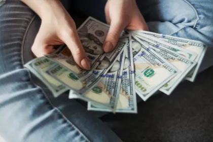 Dólar a la baja: expertos recomiendan no convertir la tasa de cambio en endeudamiento
