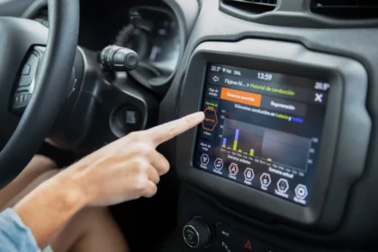 ¿Tiene una pantalla inteligente en su carro? Kaspersky descubre el primer malware dirigido a estos dispositivos