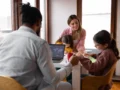 La frontera entre el trabajo, la familia y la salud mental, reto para los trabajadores temporales