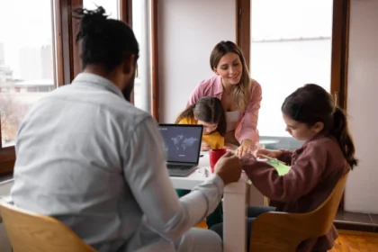 La frontera entre el trabajo, la familia y la salud mental, reto para los trabajadores temporales
