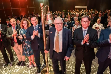 Julio Velarde recibe Reconocimiento de la nuam