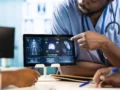 La inteligencia artificial transforma la atención en salud bajo nuevas reglas en Colombia
