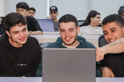 AWS amplía el acceso gratuito a Kiro para estudiantes universitarios y llega a seis universidades en Colombia