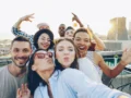 Regalos, viajes, tecnología y moda: así se celebra el Día del Amor y Amistad