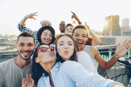 Regalos, viajes, tecnología y moda: así se celebra el Día del Amor y Amistad
