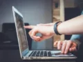 El reto de conectar a Colombia con una economía que ya mueve dinero en tiempo real