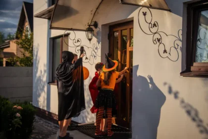 Halloween en casa: tecnología y control de acceso para una noche divertida