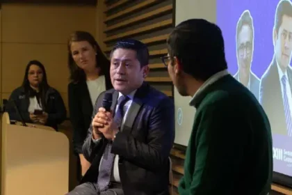 Polarización en aumento y desconfianza hacia la IA