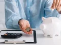 El ahorro puede disminuir el estrés asociado a las deudas y su impacto en la salud mental