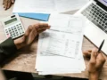 Causación de facturas en Colombia: 6 errores que le están costando dinero a su empresa