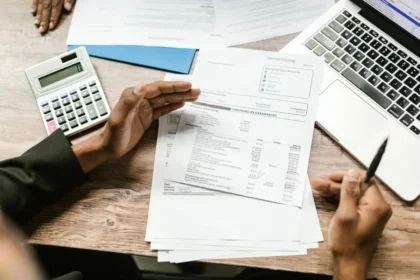 Causación de facturas en Colombia: 6 errores que le están costando dinero a su empresa