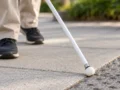 Bastón blanco: cómo ayuda a las personas con discapacidad visual a desplazarse con autonomía