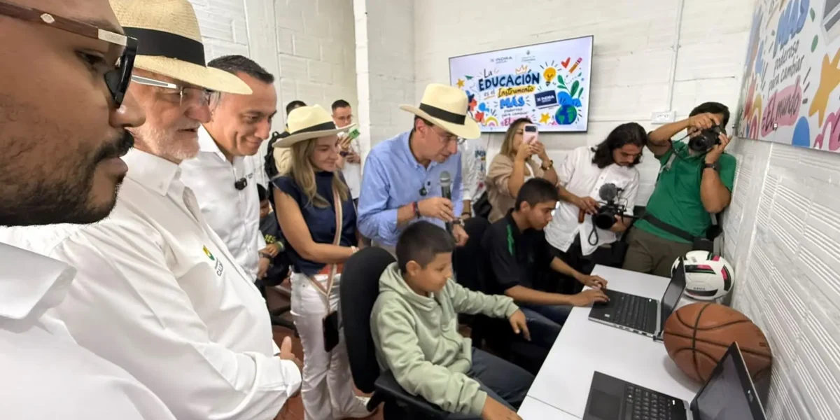 Indra Group entrega una nueva sala de cómputo a institución educativa afectada por el terremoto en Caldas