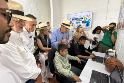 Indra Group entrega una nueva sala de cómputo a institución educativa afectada por el terremoto en Caldas