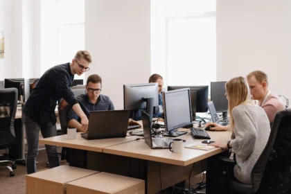 El 92% de las empresas ya utiliza inteligencia artificial, pero una de cada tres sigue sin ver resultados concretos en sus equipos