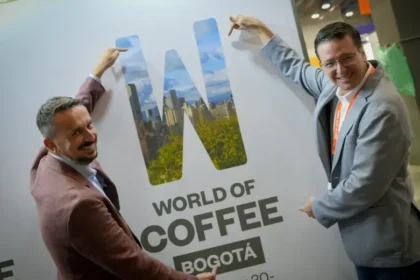 Colombia recibió en Panamá el galardón oficial como sede del World of Coffee 2027
