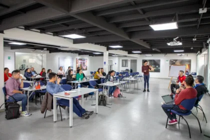 De la universidad al mercado laboral: estudio revela cómo cambian los ingresos y oportunidades de los egresados de la UCC